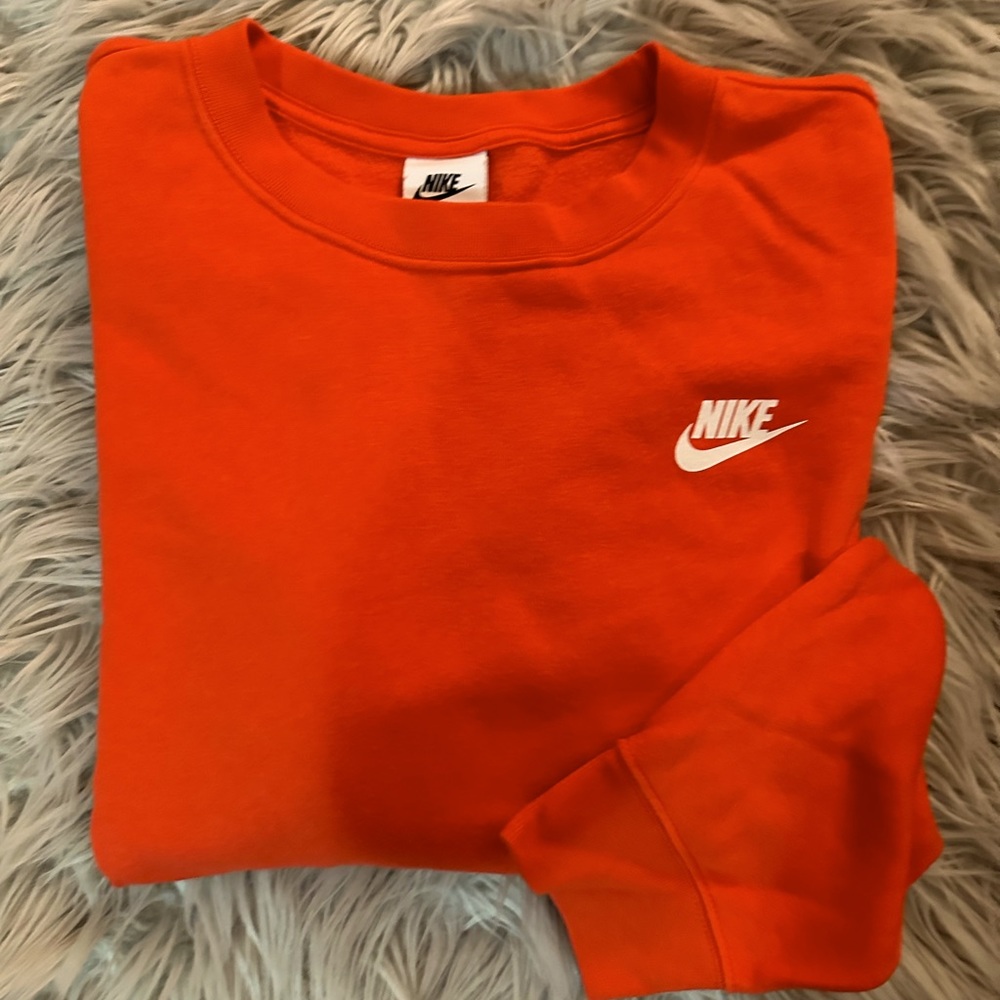 Nike club fleece in red